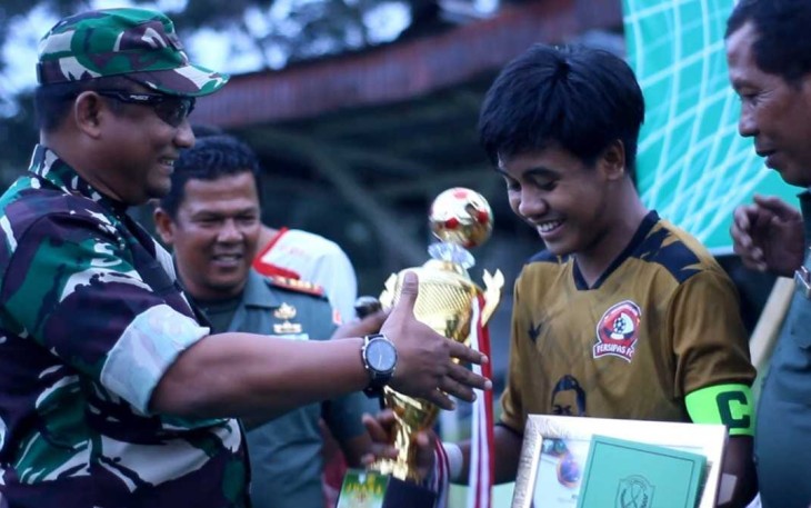 Dandim 0104/Aceh Timur Letkol Inf Tri Purwanto, S.I.P secara resmi menutup pertandingan olahraga siswa yang diselenggarakan dengan penuh semangat dan antusiasme