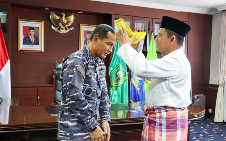 Gubenur Ansar saat Terima Silaturahmi Pangkoarmada I Laksamana Muda TNI Erwin S. Aldedharma 