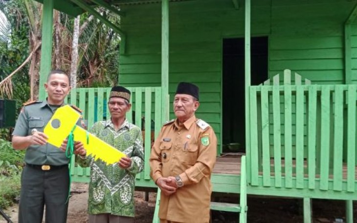 Dandim 0318/Natuna Serahkan Secara Simbolis Kunci RTLH Kepada Warga Desa Ceruk