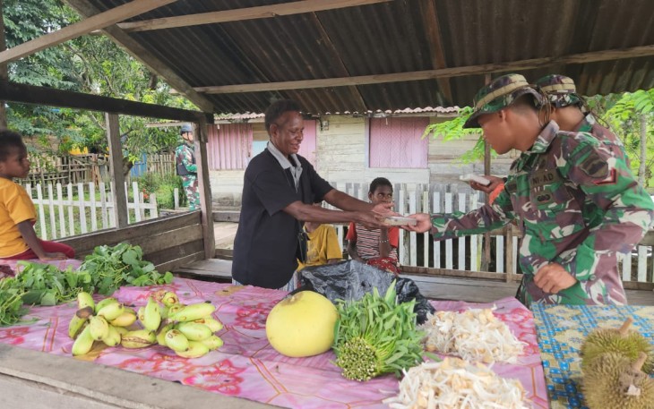 Satgas Pamtas Kewilayahan Yonif 125/SI'MBISA berbagi kebahagiaan dengan menggelar Si'mbisa Berbagi Kasih di seluruh jajaran pos yang tersebar di 3 Kabupaten yaitu Merauke, Mappi, dan Asmat kepada masyarakat di wilayah penugasan pada Jum’at (08/12/2023)