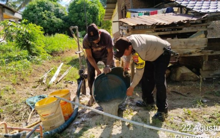 Personel Polsek Padang Bolak Bantu Warga Buat Sumur Bor