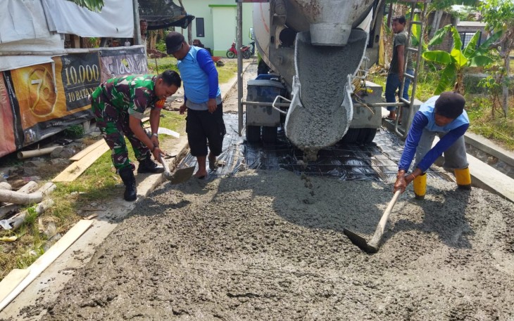 Babinsa Koramil Kebonsari Bantu Pengecoran Jalan