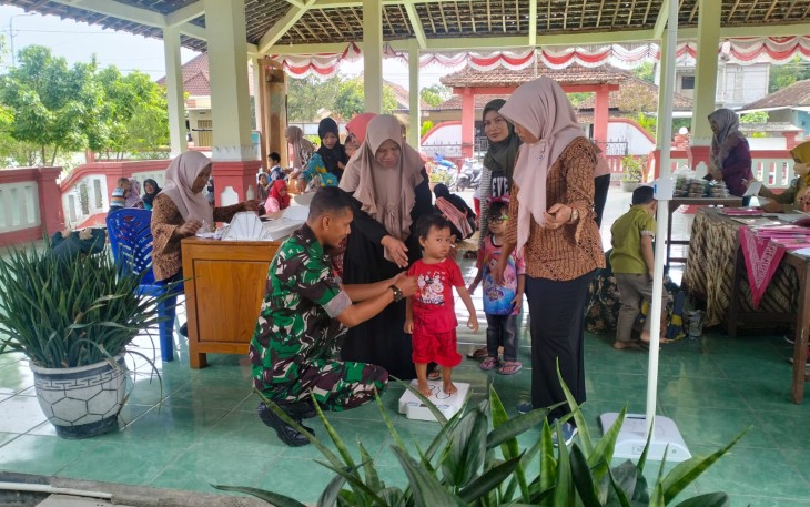 Babinsa Koramil Dagangan Minta Orang Tua Rutin Bawa Balita ke Posyandu