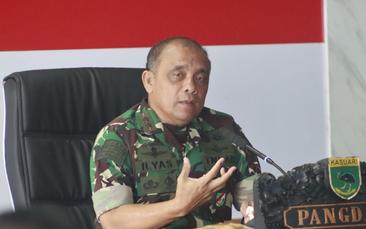 Pangdam XVIII/Kasuari, Mayjen TNI Ilyas Alamsyah, S.E., M.Tr.(Han) saat memberikan pengarahan kepada Perwira Abit Sekolah Staf dan Komando Angkatan Darat (Seskoad) 2023