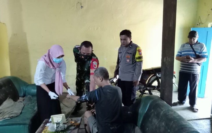 Babinsa saat Dampingi Pemeriksaan Kesehatan pada Penderita ODGJ