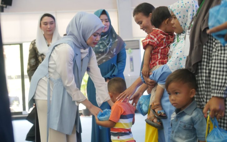 Ketua TP PKK Bintan Hafizha Rahmadhani saat Sosialisasi Gizi dan Gerakan Memasyarakatkan Makan Ikan sekaligus Penyerahan Paket Olahan Ikan kepada Keuarga Beresiko Stunting, Jum'at (17/11) di Aula Bandar Seri Bentan.