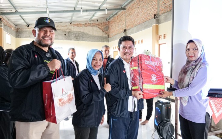 Komisaris Utama Admedika, Torkis Ropinda Sihombing (kedua dari kanan) menyerahkan secara simbolis paket kesehatan posyandu kepada Kader Kesehatan Dusun Jetis, Sri (paling kanan) disaksikan oleh Komisaris AdMedika, Guntur Setyanto (paling kiri) dan CEO AdMedika, Dwi Sulistiani (kedua dari kiri) pada program PodjokSehat, berkolaborasi dengan Puskesmas Colomadu II, Dusun Jetis, Desa Puspan Blulukan Colomadu, Jawa Tengah, beberapa waktu lalu