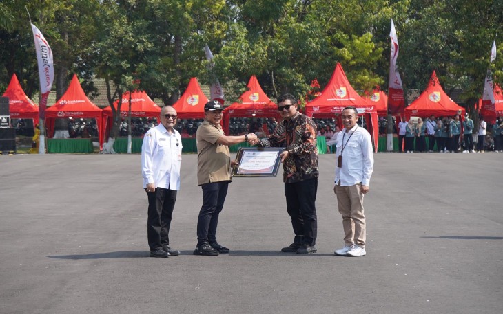 Bank Jatim Serahkan CSR Tenda Kerucut Kepada Pemkab Jember