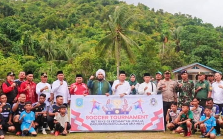 Masyarakat Jemaja Antusias Hadiri Turnamen Sepakbola yang Dibuka Gubernur Kepri