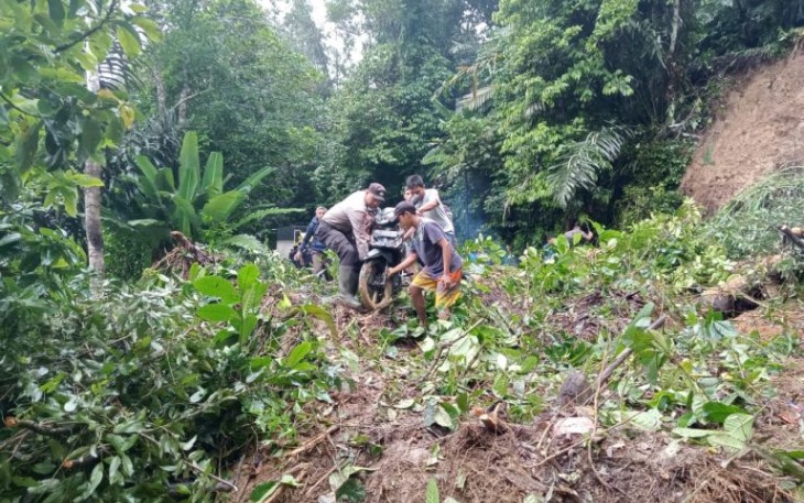 Personel Polsek Siipirok bantu warga yang terdampak longsor Jalan Simangambat
