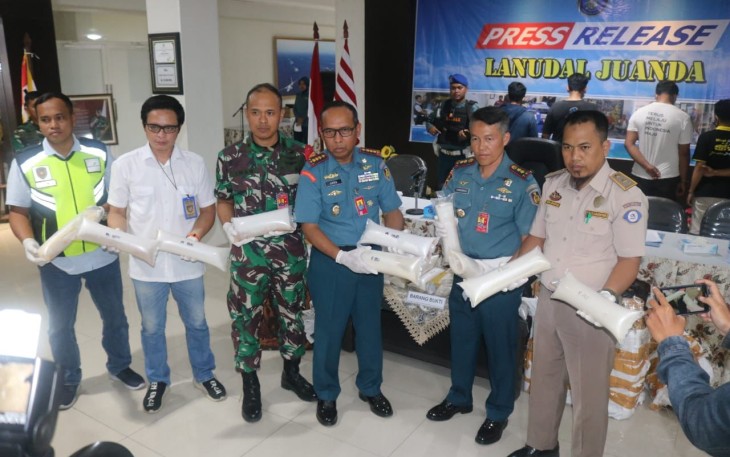 Danlanudal Juanda Kolonel Laut (P) Heru Prasetyo saat press release pelaku dan barang bukti.