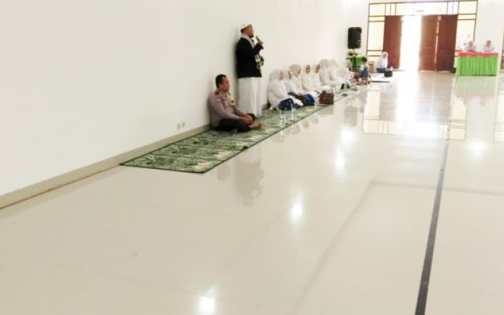 Bhabinkamtibmas Polsek Padang Bolak, Aipda Martua Siregar, berupaya hadir memberi rasa aman dan nyaman di tengah-tengah masyarakat. Saat berlangsungnya pengajian dari Badan Kontak Majelis Taklim (BKMT), pada Selasa (8/8/2023) pagi,