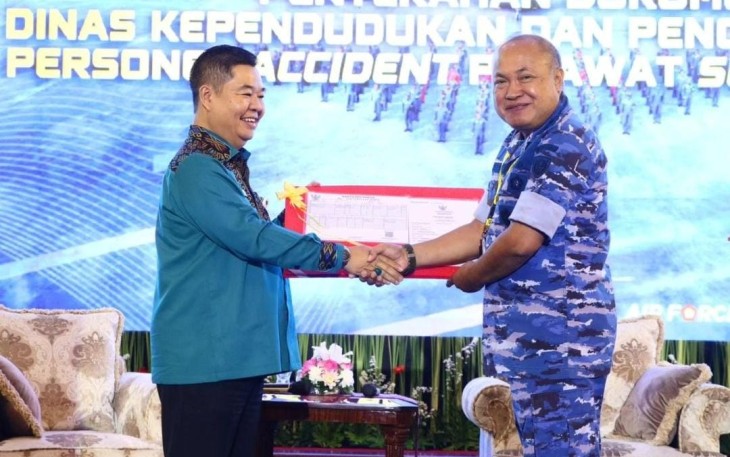 Dirjen Dukcapil Teguh Setyabudi menyerahkan dokumen kependudukan korban pesawat Super Tucano kepada Wakasau Marsekal Madya TNI Agustinus Gustaf Brugman. (Foto: Dukcapil/Satrio). 