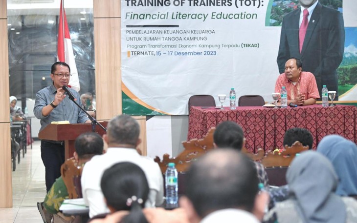 Sekretaris Jenderal (Sekjen) Kementerian Desa Pembangunan Daerah Tertinggal dan Transmigrasi (Kemendes PDTT) Taufik Madjid  saat memberi pengarahan kegiatan Training of Trainers (ToT): Financial Literacy Education Pembelajaran Keuangan Keluarga untuk Rumah Tangga Kampung Program TEKAD di Ternate, Maluku Utara, Jumat (15/12/2023)