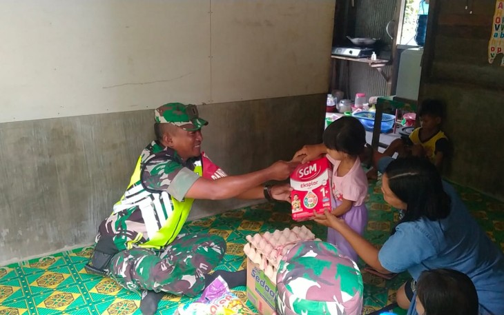 Danramil Rungan saat Sambangi Serta Berikan Bantuan Kepada Anak Kategori Stunting 