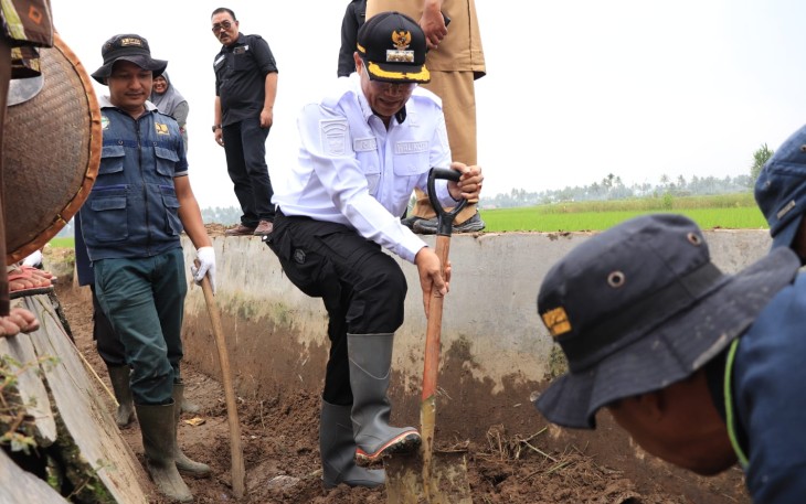 Pj. Wali Kota Payakumbuh Rida Ananda saat gotong royong bersama membersihkan saluran irigasi di Banda Sawah Baruah, Kelurahan Tigo Koto Diate.
