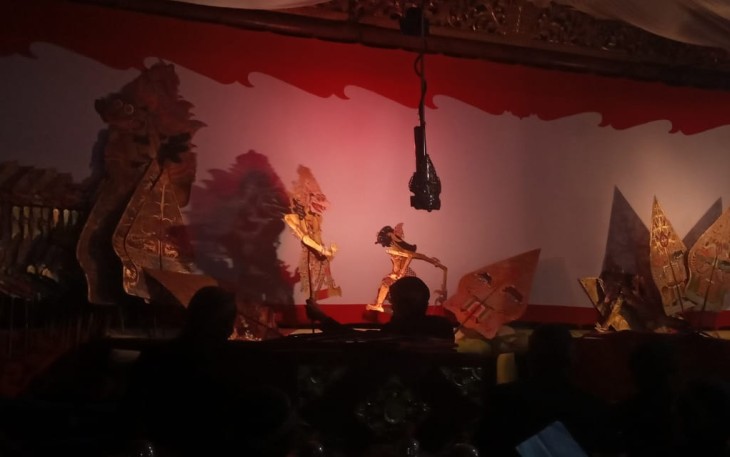 Salah satu adegan pagelaran wayang kulit berlakon "Wahyu Keprabon" yang digelar FKSDI dan DWGP, di Alun-Alun Karanganyar, Jumat (27/2023) malam.