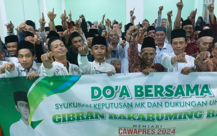 Ratusan santri Ponpes Al Muslim Desa Beganjing Kecamatan Japah menggelar tasyakuran dan doa bersama dukung Gibran  menjadi bakal calon wakil Presiden Prabowo Subianto.