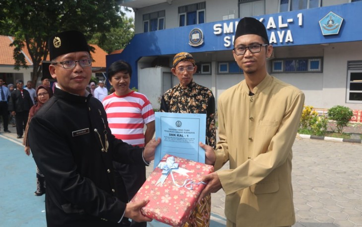 Guru dan Karyawan SMK KAL-1 Terima Award