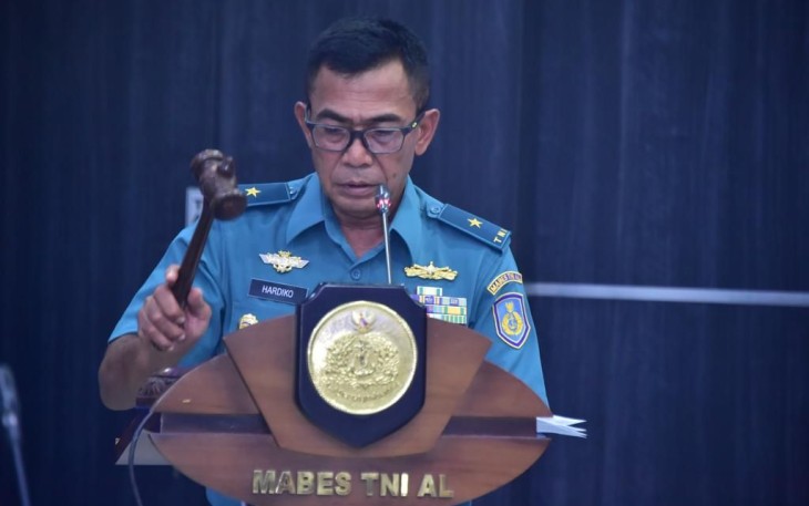 Kepala Dinas Perbekalan Angkatan Laut (Kadisbekal) Laksamana Pertama TNI Hardiko saat memimpin Rapat Kerja Evaluasi Pembekalan TNI AL TA. 2023 bertempat di Gedung Neptunus, Mabesal, Cilangkap, Jakarta Timur, Kamis (28/12)