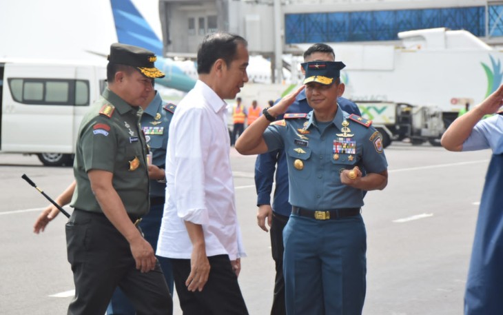 Komandan Pangkalan Utama TNI AL (Danlantamal) V Brigjen TNI Marinir Joni Sulistiawan, S. H., M. Han menyambut kedatangan Presiden RI Ir. Joko Widodo dan Panglima TNI Jenderal TNI Agus Subiyanto, S. E., M. Si., di Bandara Internasional Juanda Surabaya. Rabu (27/12/2023)