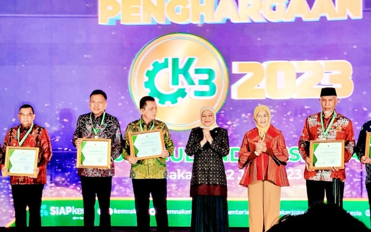 Gubernur Ansar saat Terima Penghargaan Pembina K3 Terbaik dari Menteri Ketenagakerjaan RI
