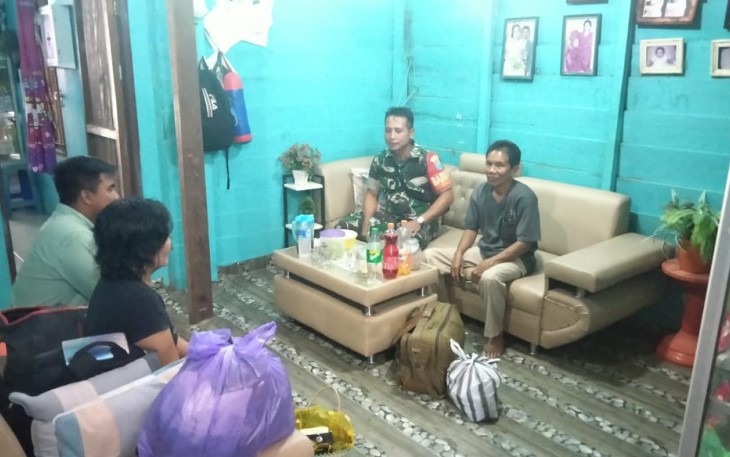  Babinsa Koramil 1016-04/Manuhing, Kodim 1016/Palangka Raya saat melaksanakan komunikasi sosial bersama warga binaan. 