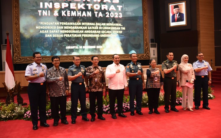  Inspektur Komando Lintas Laut Militer Laksma TNI Damayanti mengikuti Rapat Koordinasi dan Pengawasan (Rakorwas) Inspektorat TNI dan Kementerian Pertahanan (Kemhan) Tahun 2023, yang dihadiri oleh Kasum TNI, Irjen Kemhan, Irjen TNI, para Asisten Panglima TNI, Para Irjen Angkatan, Wairjen TNI, para Asisten Panglima TNI, Ketua BPK RI, Kepala BPKP dan Direktur Anggaran Bidang Polhukam serta Bagian Anggaran Bendahara Umum Negara, bertempat di Aula Gatot Soebroto Mabes TNI Cilangkap, Jakarta Timur, Kamis (14/12)