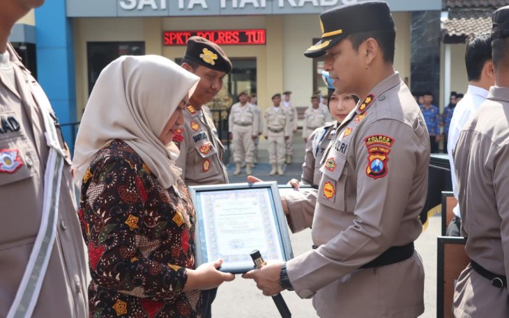 Kapolres Tulungagung AKBP Teuku Arsya Khadafi, SH, SIK, M,Si saat memberikan reward kepada salah satu personil