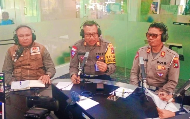 Kasat Lantas Polres Bintan saat Berikan Himbauan Keselamatan Berlalulintas melalui RRI 