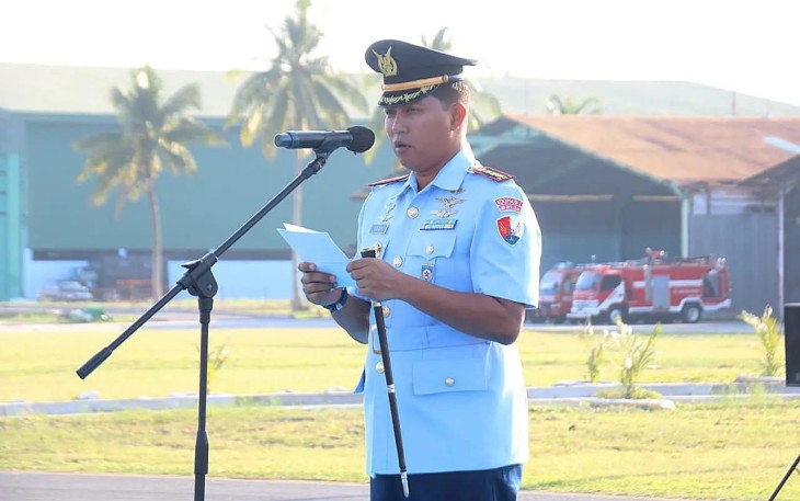 Danlanud RSA Kolonel Pnb Dedy Iskandar, S.Sos., M.M.S., M.Han., saat memimpin upacara peringatan ke-60 Hari Ulang Tahun(HUT) Wanita Angkatan Udara (Wara) di Main Apron Lanud RSA, Ranai, Natuna, Senin(14/8/2023).