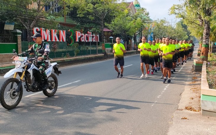 Personel Kodim 0801/Pacitan Penuh Semangat Laksanakan Olah Raga Lari 