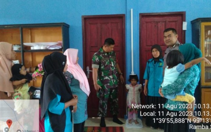 Bhabinkamtibmas Polsek Sipirok, Aipda Robinson Sihombing, monitoring Posyandu di Desa Ramba Sihasur, Kabupaten Tapanuli Selatan, Jumat (11/8/2023) pagi.