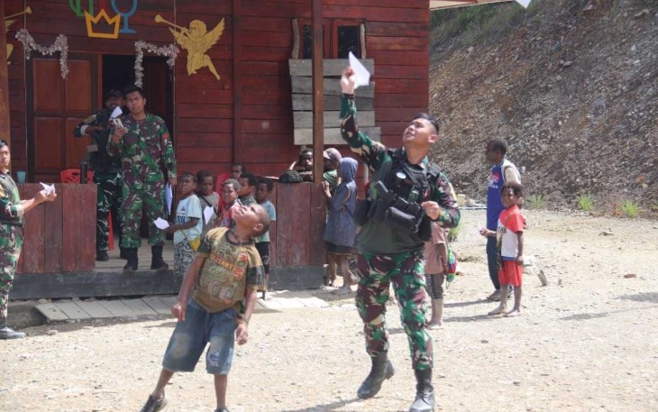  Satgas 330 memanfaatkan peribahasa ini sebagai entry point untuk memotivasi anak-anak di Kampung Bazemba, Kab. Intan Jaya, Papua Tengah untuk meraih cita-cita, pada Sabtu (09/12/2023)