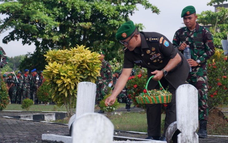 Korem 121/Abw menggelar ziarah di Taman Makam Pahlawan (TMP) Syuhada Pertiwi Sintang, Kalimantan Barat, Kamis (14/12/2023)