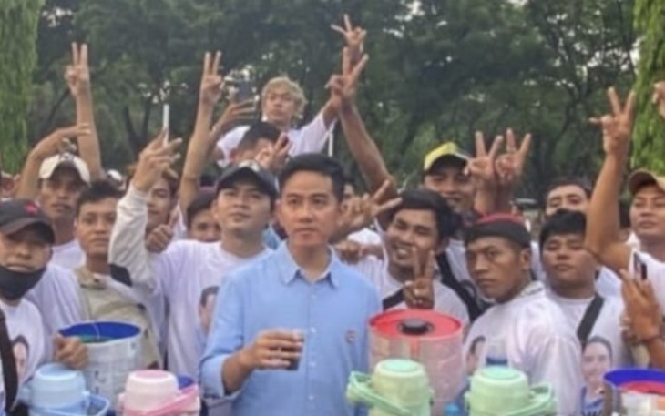 Calon Wakil Presiden Nomor Urut 2 Gibran Rakabuming Raka saat bertemu dengan 2000 pedagang kopi Starling Taretan di Gelora Bung Karno (GBK), Jakarta Pusat, Selasa (12/12/23). 