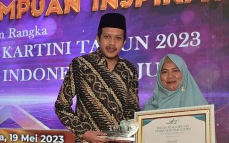 Wakil Bupati Trenggalek, Syah Muhamad Natanegara, saat mendampingi Yuniarti menerima penghargaan  sebagai perempuan inspiratif dalam peringatan Hari Kartini 2023 Provinsi Jawa Timur, di Gedung Negara Grahadi, Jum'at (19/5/2023)
