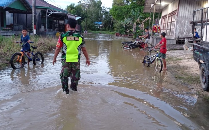 Babinsa Koramil Tewah saat Cek Kondisi Wilayah Terdampak Banjir 