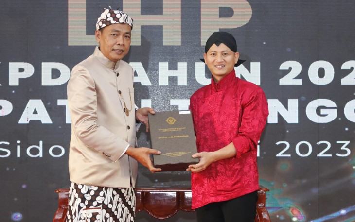 Bupati Trenggalek Mochamad Nur Arifin, saat menerima Laporan Hasil Pemeriksaan (LHP) LKPD Kabupaten Trenggalek tahun anggaran 2022, dari Kepala Perwakilan BPK RI Jawa Timur Karyadi, CFrA, CSFA, di kantor BPK Perwakilan Jatim, Sidoarjo, Kamis (25/5/2023)