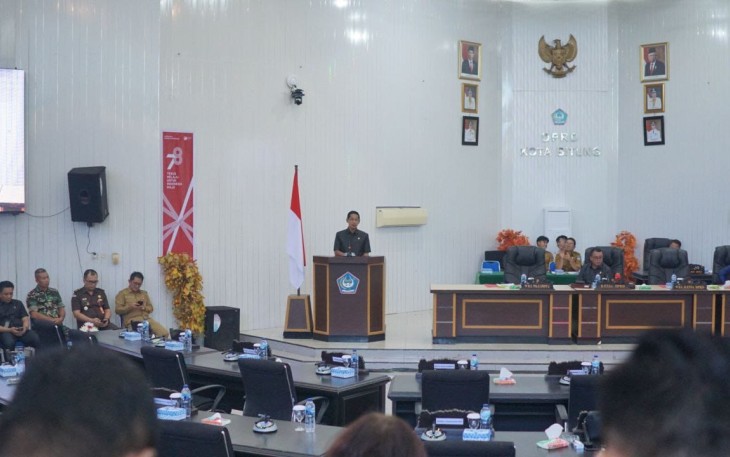 Hengky Honandar berada diatas mimbar saat menyampaikan sambutan