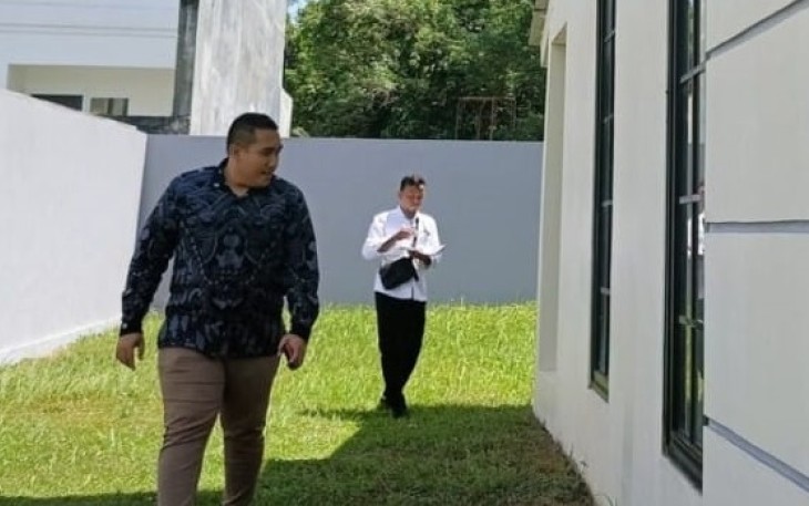 Kuasa hukum Agustince Puasa saat berada di lokasi