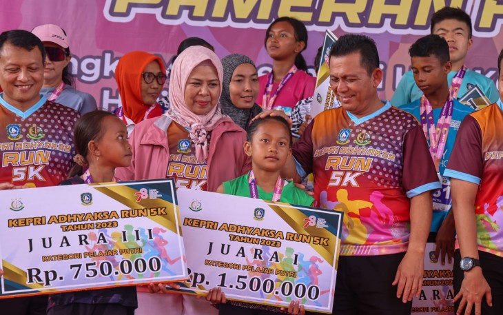 Gubernur H Ansar Ahmad dan istri saat berikan hadiah secara simbolis kepada para juara.