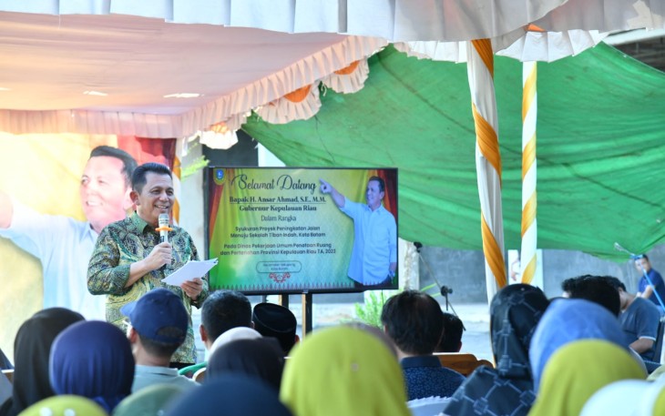 Gubernur Kepri H. Ansar Ahmad saat menghadiri syukuran bersama masyarakat,  atas selesainya proyek peningkatan jalan menuju sekolah di wilayah Tiban Indah Kecamatan Sekupang Kota Batam, Ahad (6/8). 