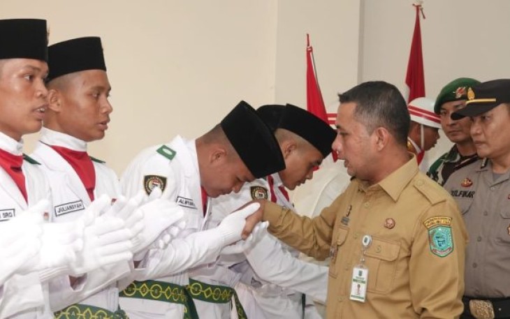 Bupati Paluta, Andar Amin Harahap, SSTP bersama Kapolsek Padang Bolak, AKP Zulfikar, SH, pada Pengukuhan Paskibraka