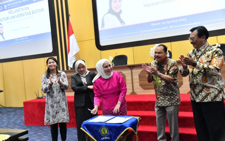 Sekdaprov Adi Prihantara saat menghadiri Pelantikan Rektor Universitas Batam (Uniba) bertempat di Rumengan Hall Uniba Batam, Jum'at (25/8).