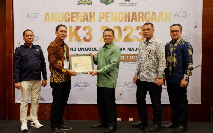 Kepala Dinas Tenaga Kerja dan Mobilitas Penduduk Aceh, Akmil Husen SE MSi, menyerahkan penghargaan kepada General Manager Medco E&P Malaka Iwan Sutrisno di acara Penganugerahan Penghargaan K3 Provinsi Aceh di Banda Aceh, Kamis (24/8).