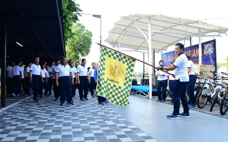 Olahraga Kewasgiatan Spersal dan Satker Mabesal bersama Kepala Staf Angkatan Laut (Kasal) Laksamana TNI Dr. Muhammad Ali bertempat di Sagoro Jogging Track, Kelapa Gading, Jakarta Utara, Jumat (8/12). 