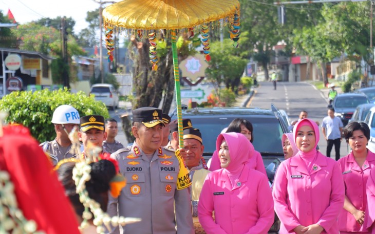 Kedatangan Kapolda Kalteng di Polres Kobar Disambut Tradisi Adat Kesultanan Kutaringin