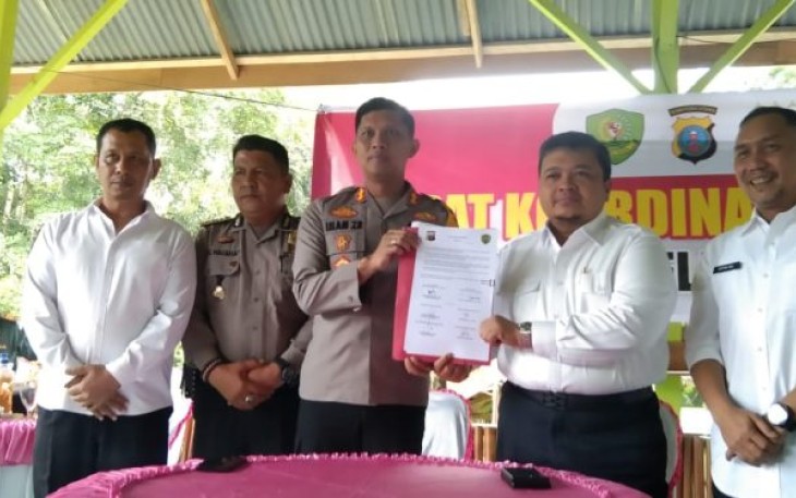 Sebagai wujud komitmen Polri dan pemerintah menjadikan narkotika musuh bersama, Kapolres, AKBP Imam Zamroni, SIK, MH, dan Bupati Tapanuli Selatan (Tapsel), H Dolly Pasaribu, SPt, MM, tandatangani nota kesepahaman bersama terkait pembentukan Kampung Bebas dari Narkoba, baru-baru ini.