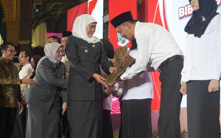 Penyerahan SK PPPK Formasi Tahun 2022 oleh Gubernur Jawa Timur Khofifah Indar Parawansa di Graha Unesa, Senin (21/8).